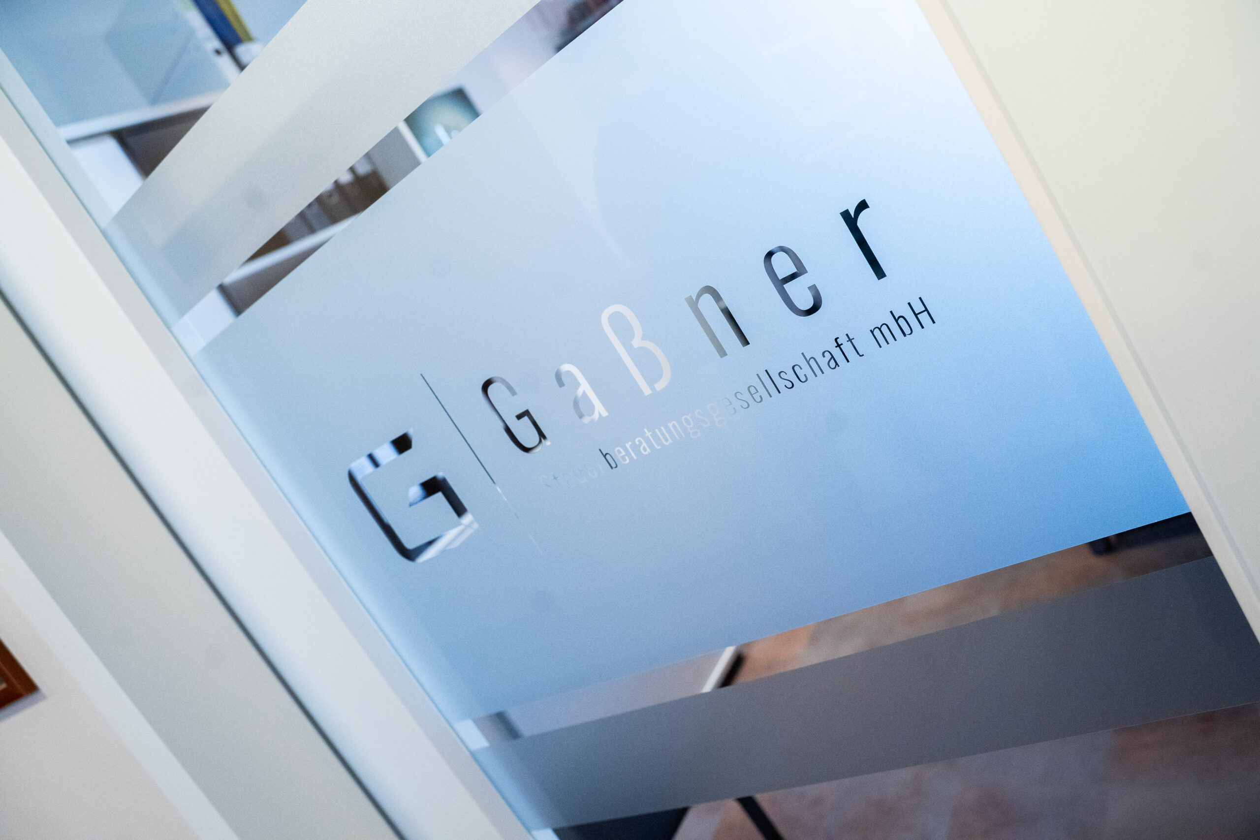 Glastür mit dem Logo der Steuerkanzlei Gaßner.