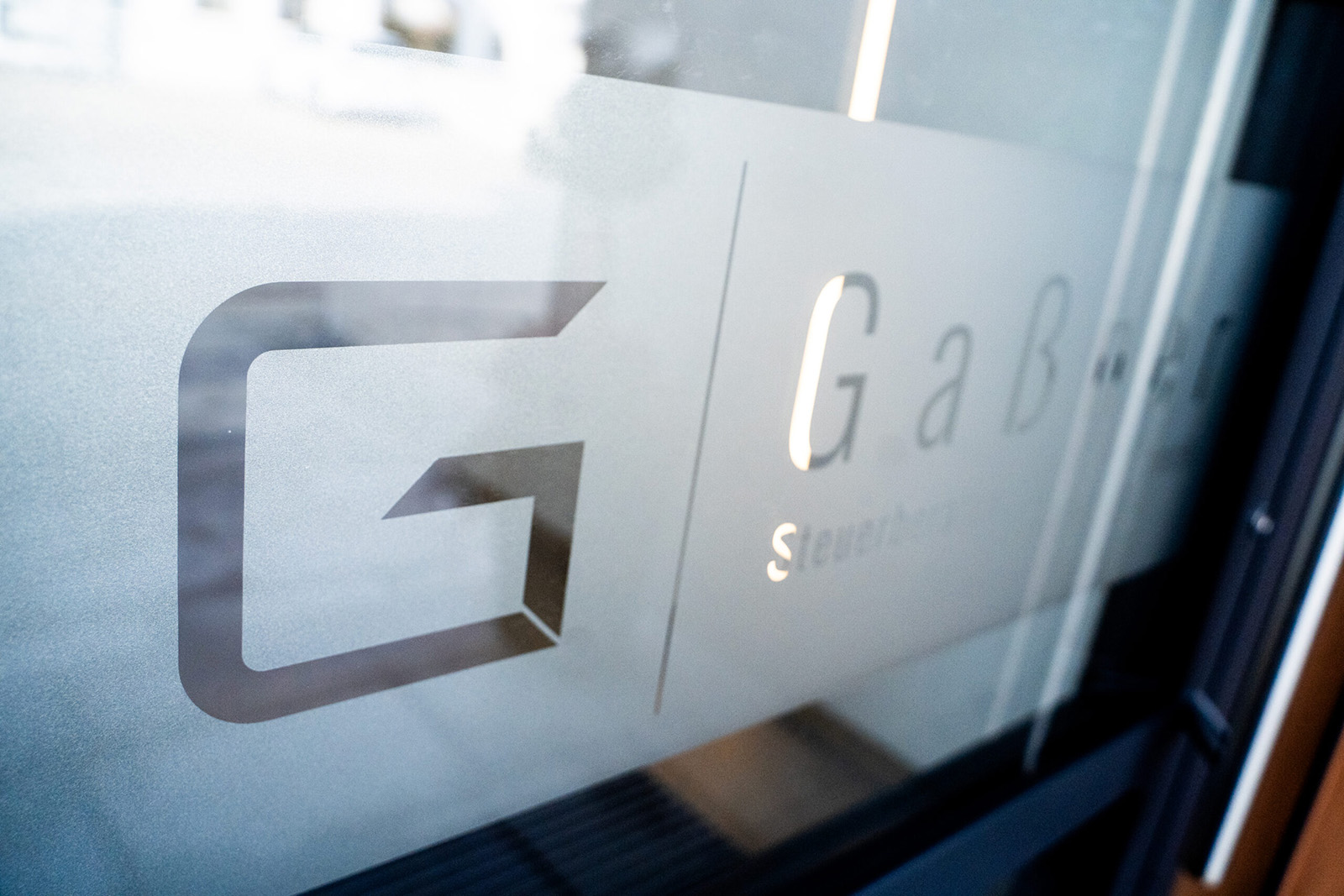Glastür mit dem Logo der Steuerkanzlei Gaßner.